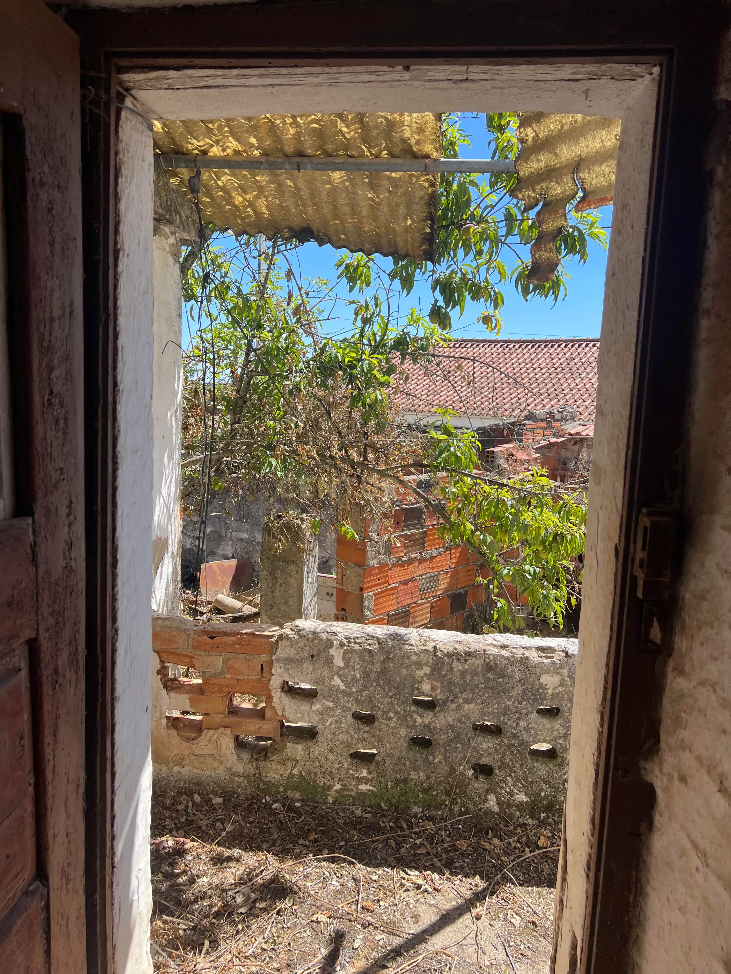 Potencial a 50km de Lisboa: Casa para Renovar com Amplo Logradouro numa Vila Tranquila - Image 2