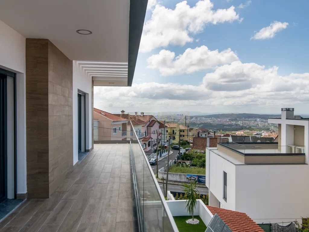 Moradia nova para estrear, de Sonho com Vista Panorâmica Sobre Lisboa no Bairro Casal do Bispo - Image 15