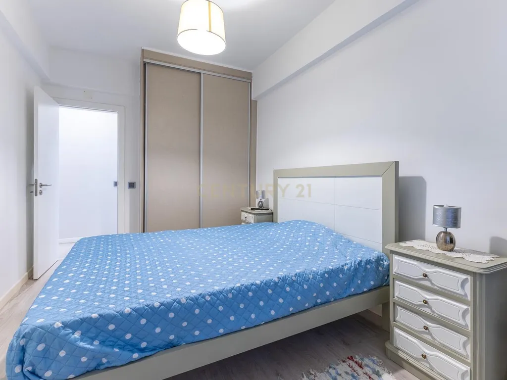 Apartamento Renovado com Vista Mar em Setúbal - Image 18