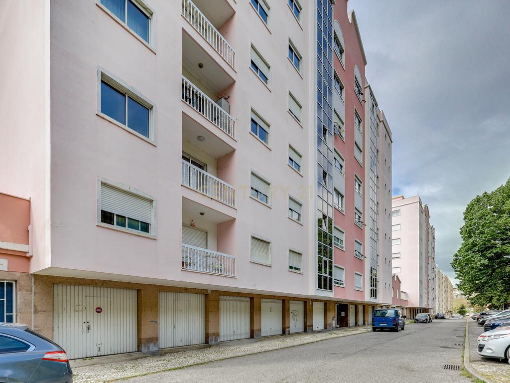 Apartamento T3 em Belas com 133m2 e box para uma viatura - Image 1