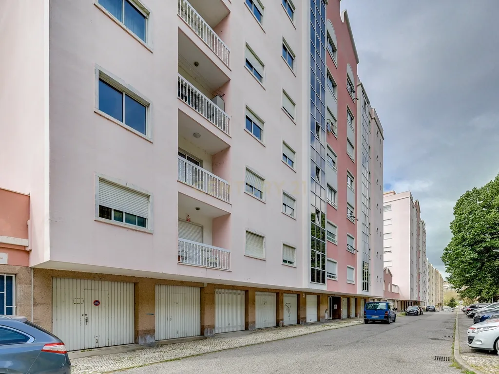 Apartamento T3 em Belas com 133m2 e box para uma viatura - Image 1