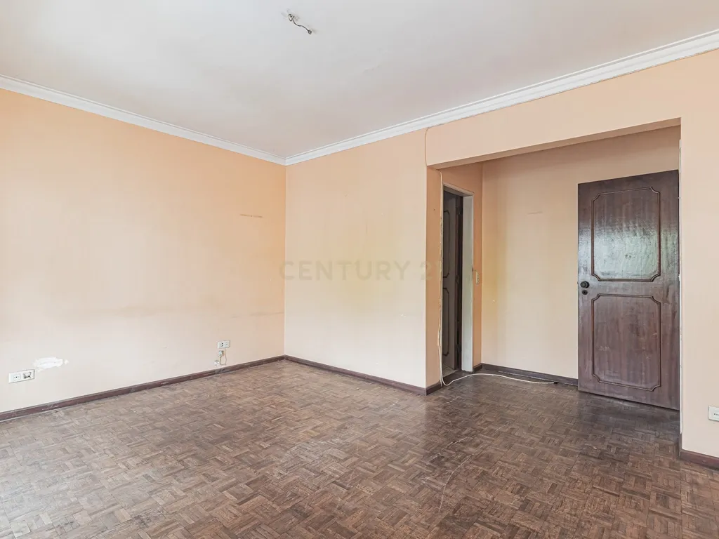 Moradia T5 com 220m2 no centro de Linda-a-Velha - Image 16