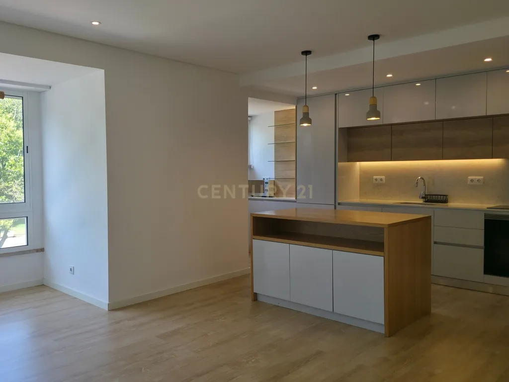 Apartamento T2 Remodelado, Oeiras. - Image 3