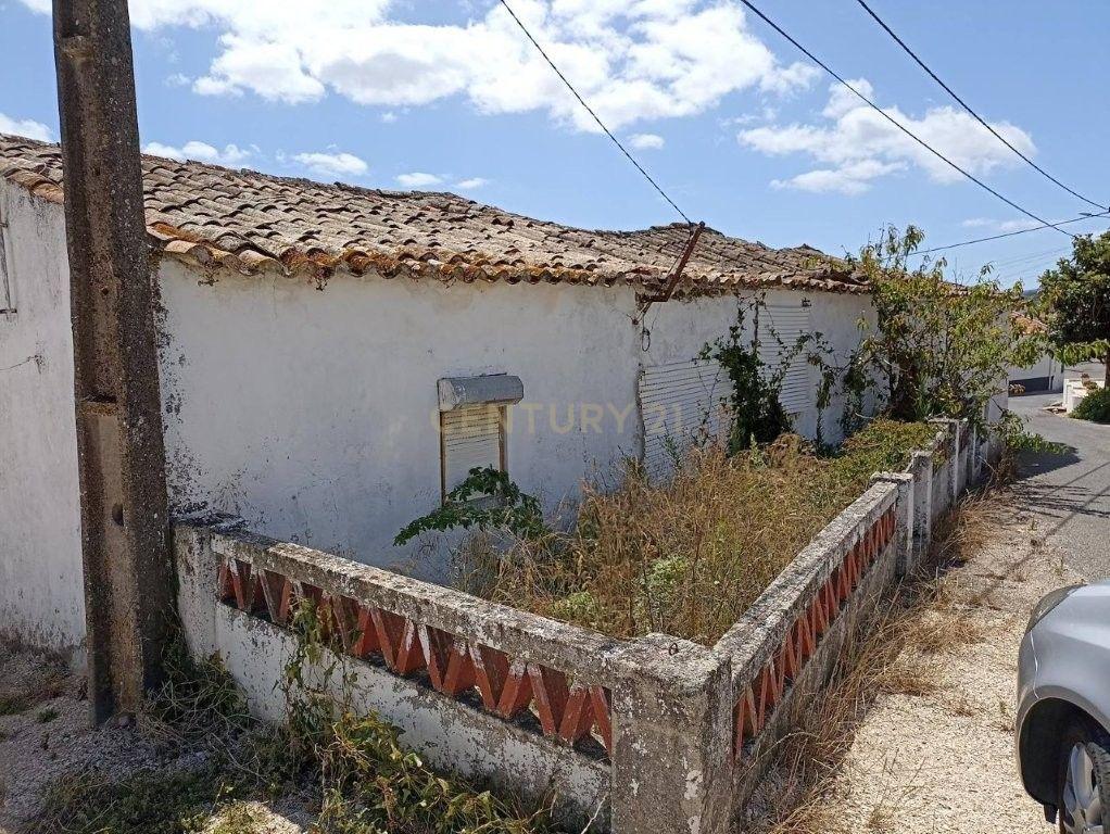 Fotografia 3 de Moradia para reconstrução | 396 m² | Lote 529 m² | Freiria, Torres Vedras