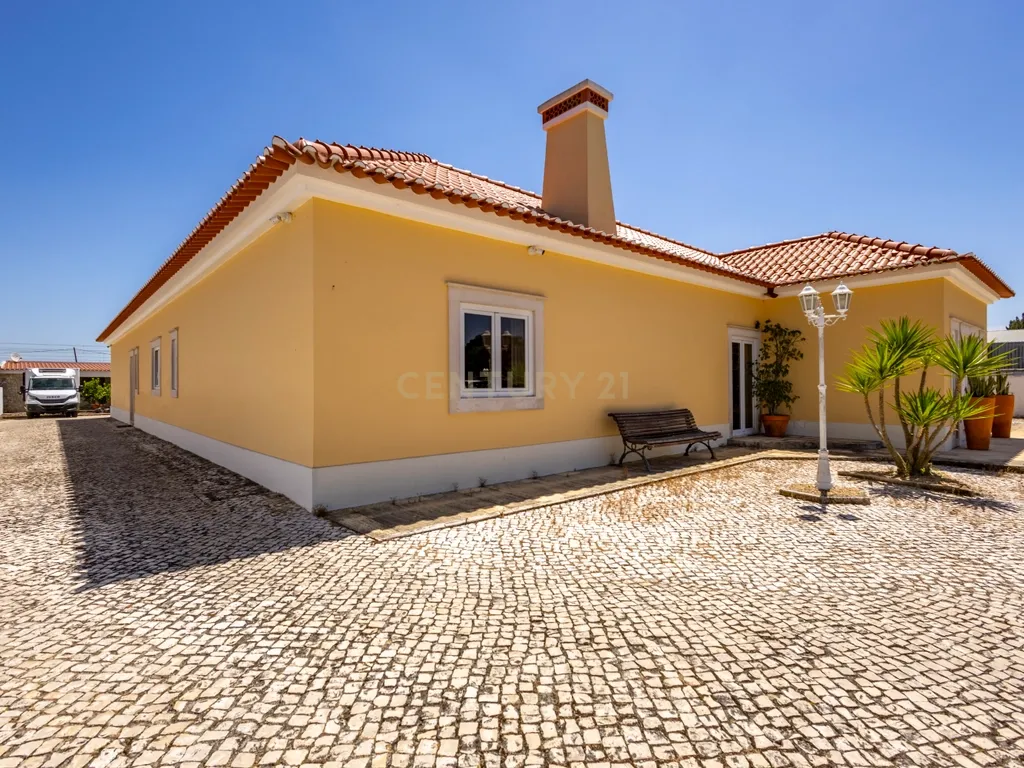 Moradia T5 Térrea com Piscina, Garagem e Lote de 2000 m² – Venda do Alcaide - Image 37
