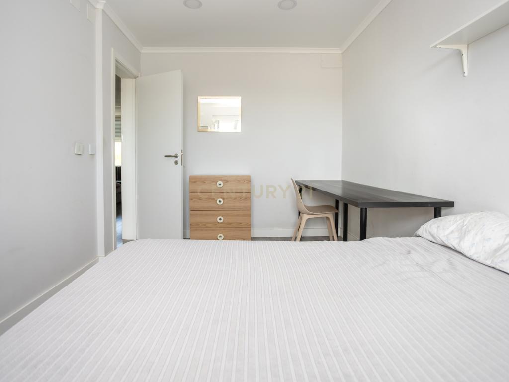 Apartamento T3 mais sótao, num 1 andar em Amora - Seixal - Image 7