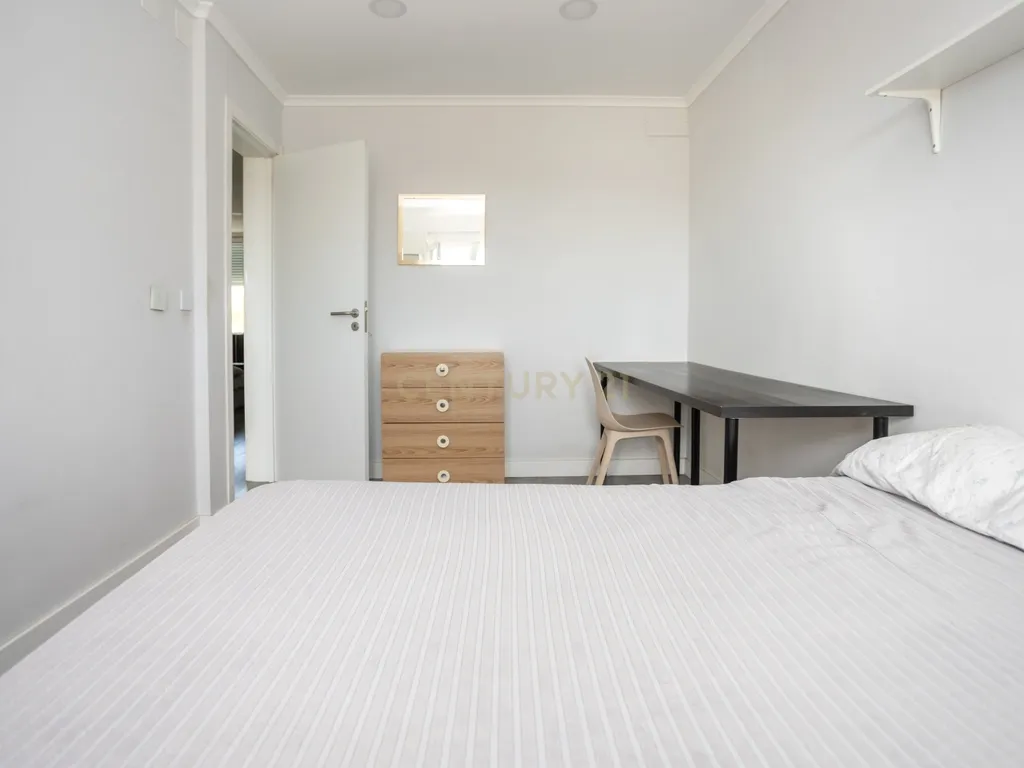 Apartamento T3 mais sótao, num 1 andar em Amora - Seixal - Image 7