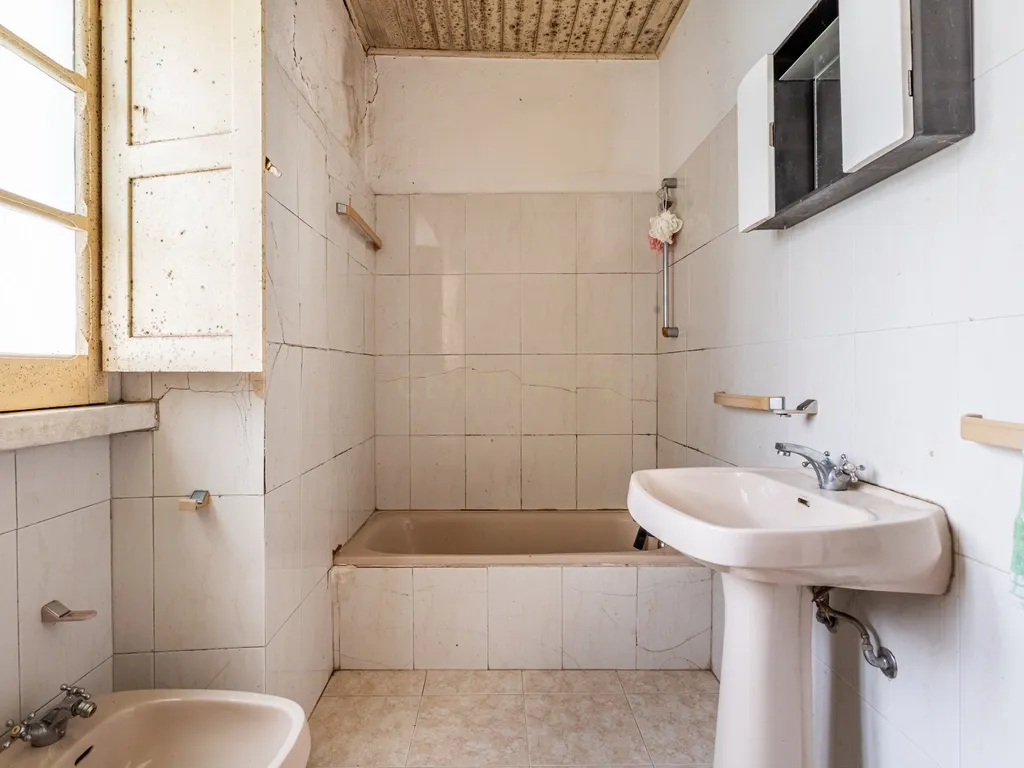 Moradia T4 para Remodelação Total em Vialonga - Image 5