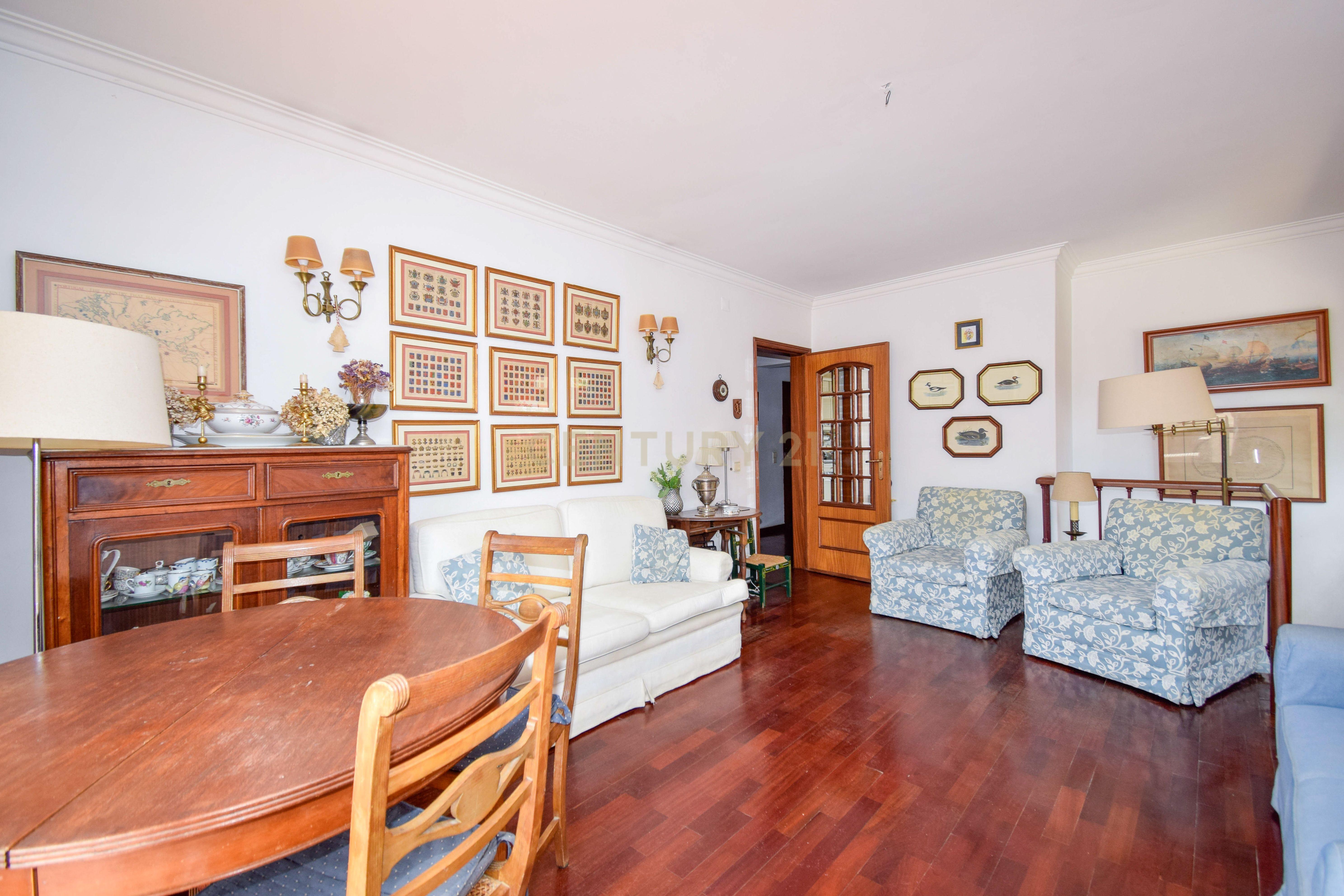 Apartamento T2 + 1 | Jardim e Estacionamento junto à Praia - Image 8