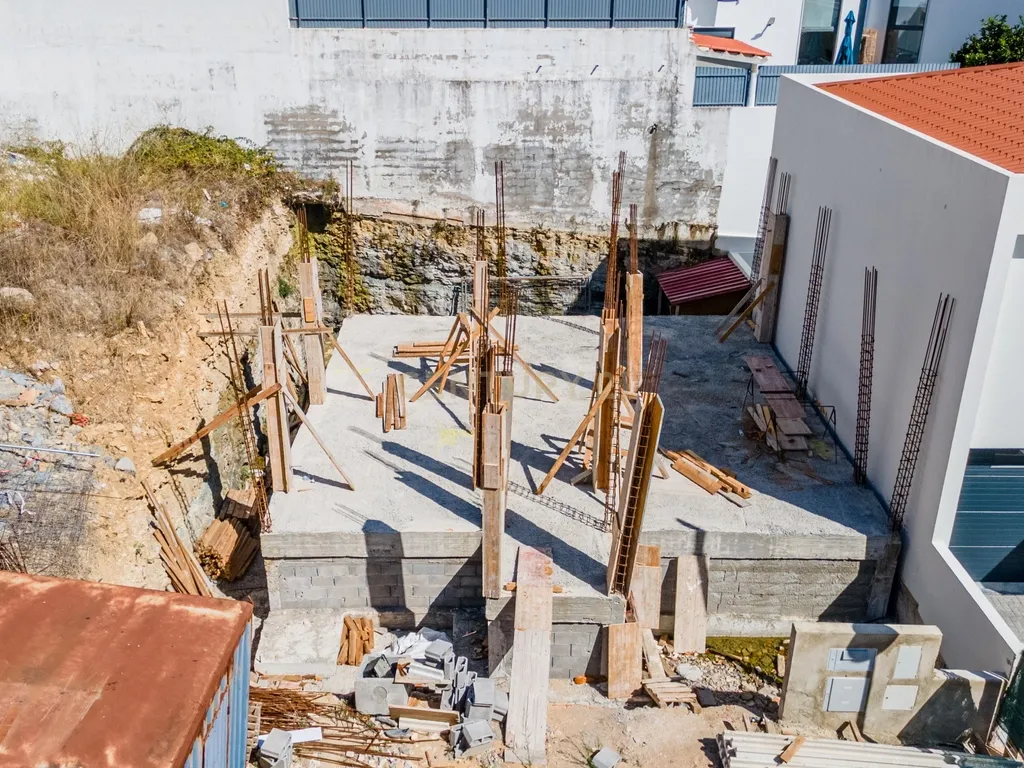 Moradia T3 em construção-Caneças/Odivelas. Vendida no estado em que se encontra. - Image 8