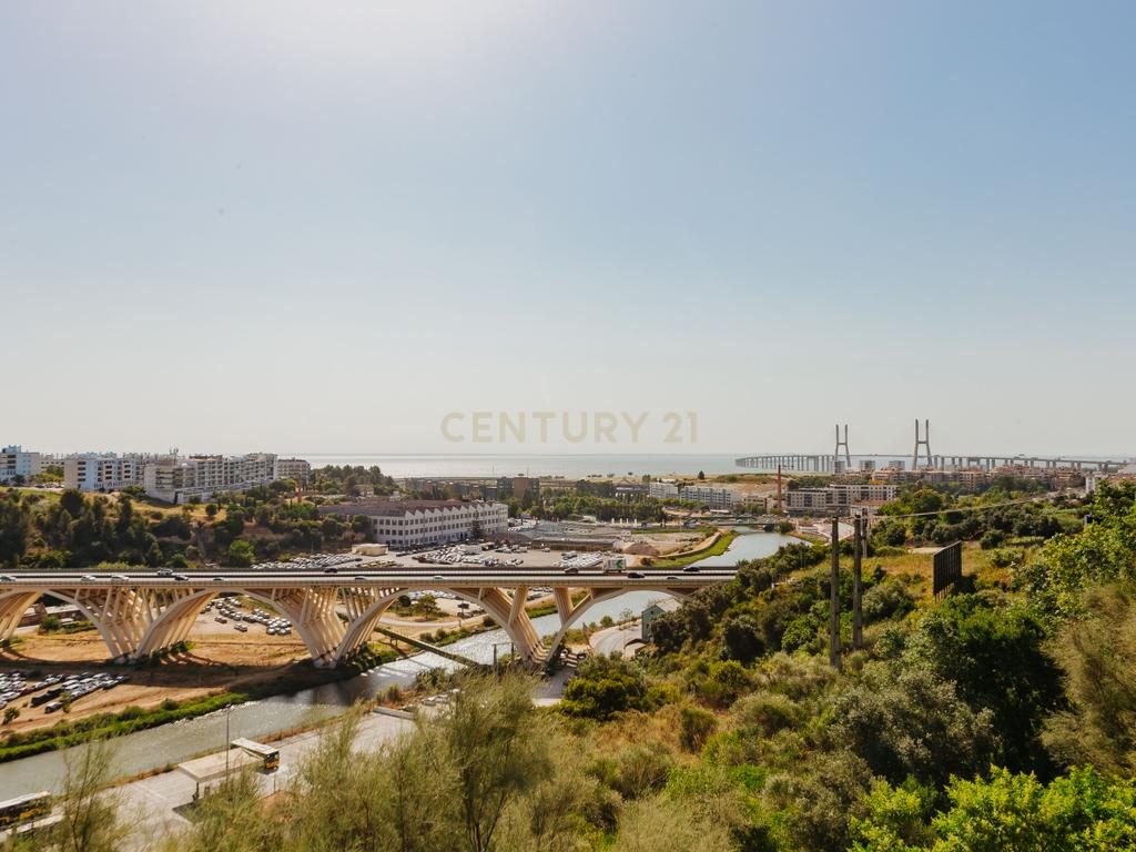 Apartamento T3 com vista da Varanda sobre o Rio Tejo  nos Terraços da Ponte Sacavém - Image 32
