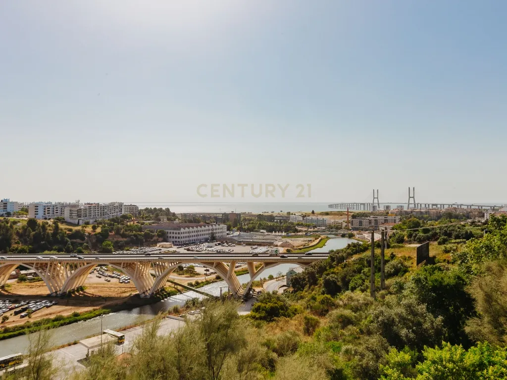 Apartamento T3 com vista da Varanda sobre o Rio Tejo nos Terraços da Ponte Sacavém - Image 32