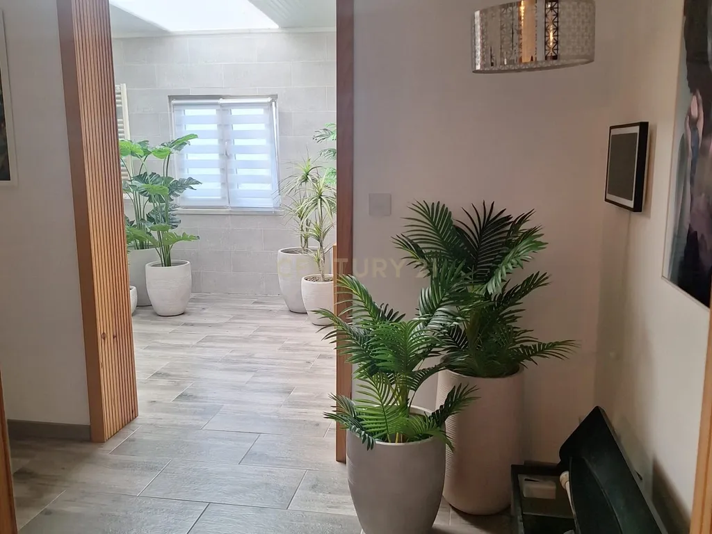 Apresentamos esta moradia T3, com 99 m² de área urbana, inserida num generoso terreno misto com 4.080 m², localizada em Covas de Coina, Barreiro. - Image 7
