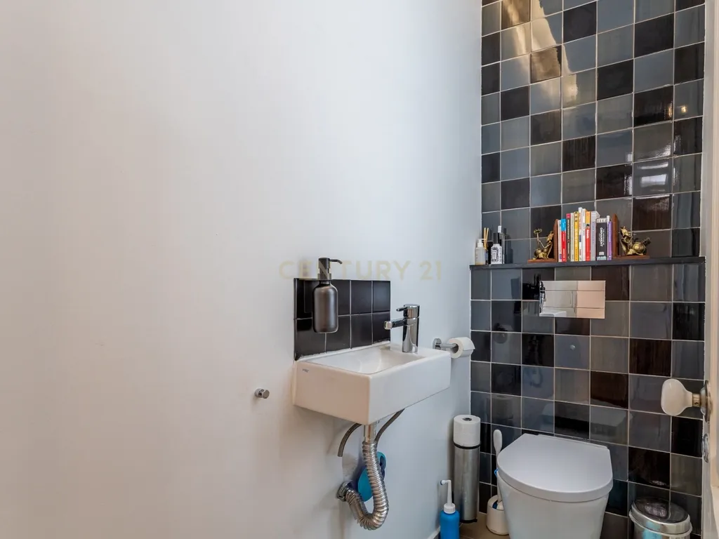 Apartamento T4 Renovado em Santo António, Lisboa — Onde a elegância se sente em cada detalhe - Image 20