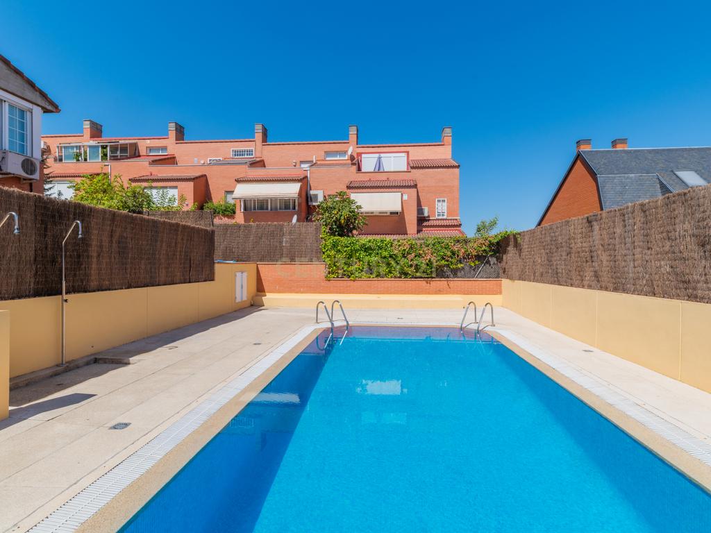 Chalet adosado con jardín en calle Unicornio, Aravaca - Image 40