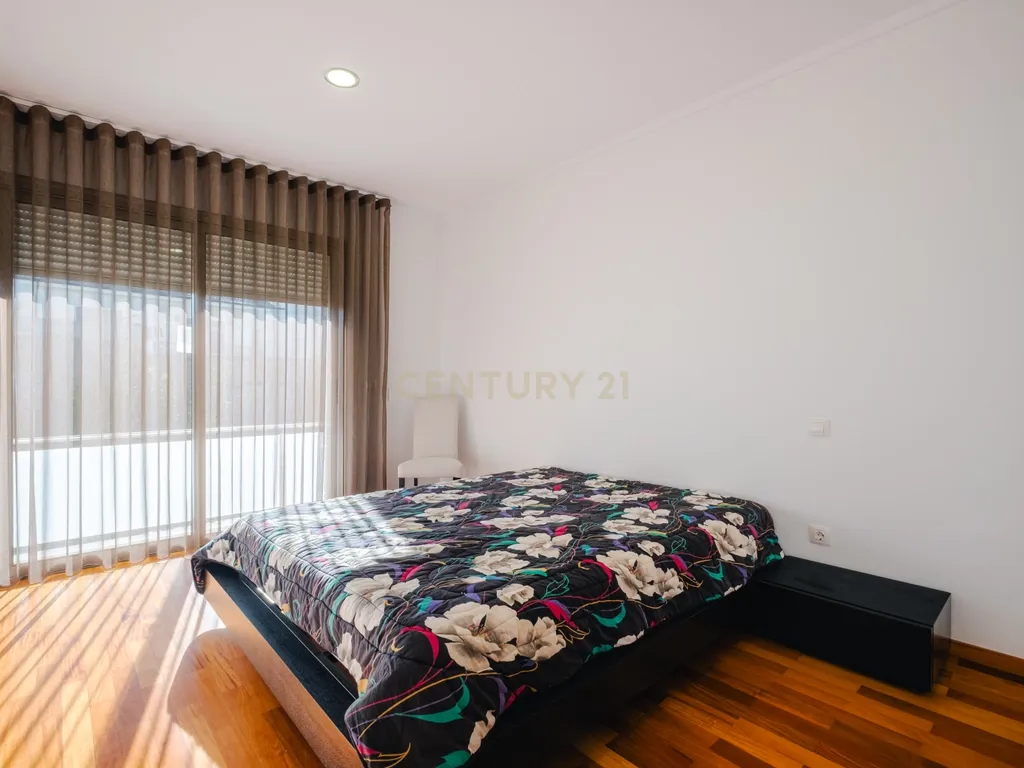 Moradia T4 com 255 m², Suíte Generosa, Jardim e Garagem para 3+ Viaturas | Astromil, Paredes - Image 38