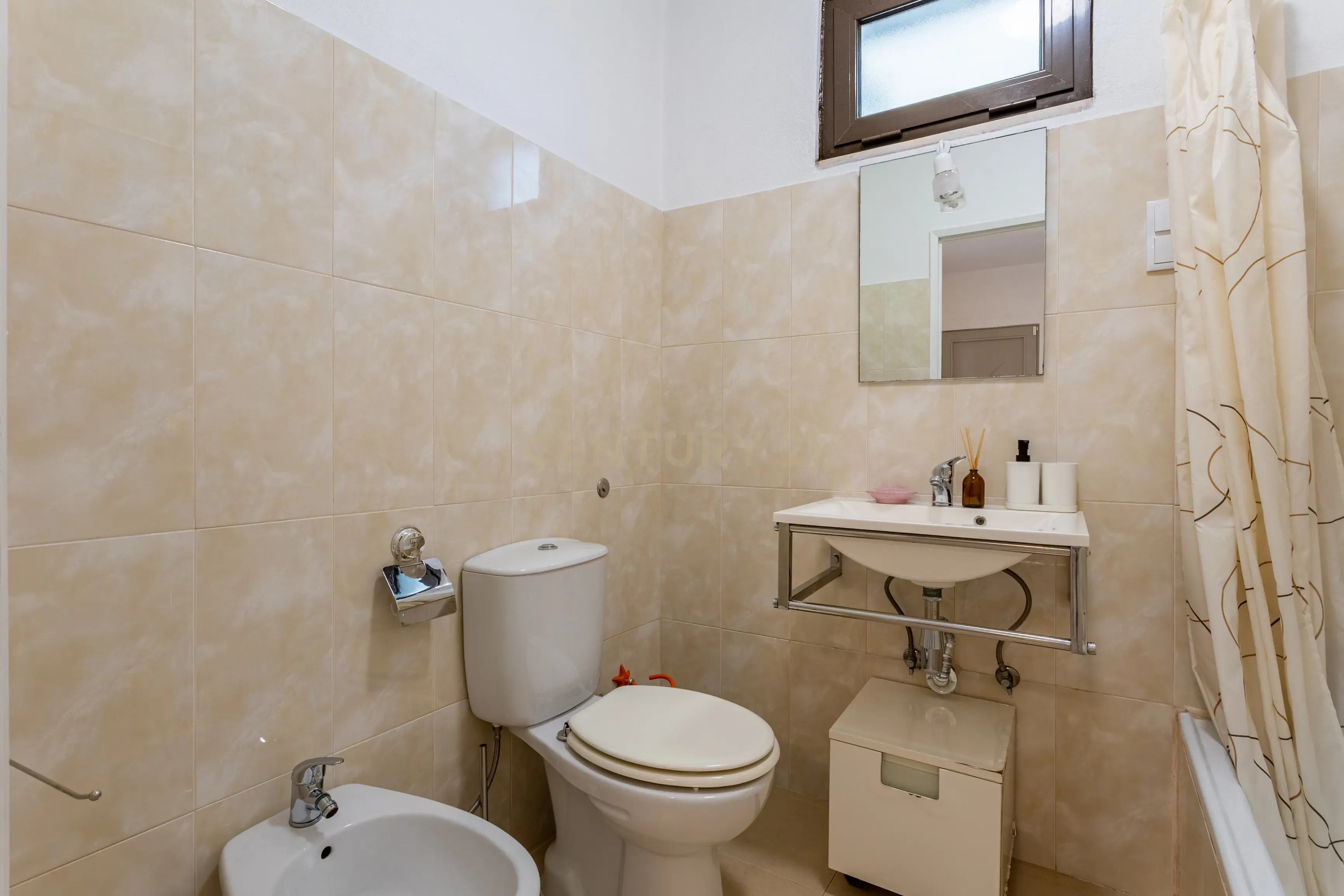 Moradia T5 isolada, inserida num lote de terreno de 750m2 em Casal de Cambra - Image 31