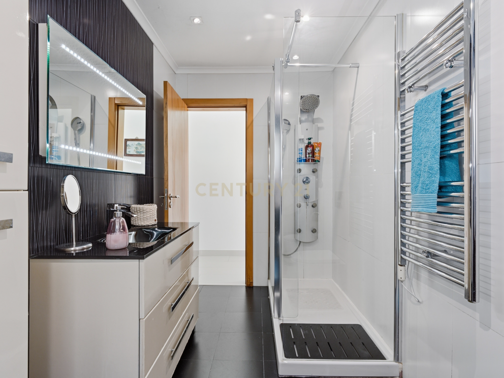 Moradia Isolada com Piscina em Lote de 908 m² | Sala Ampla | Jardim e Vista Desafogada -Mafra - Image 35