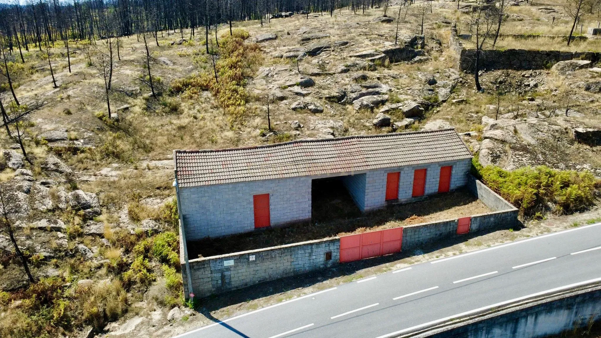 Fotografia 10 de Arrecadação com área exterior em Pinheiro, Aguiar da beira