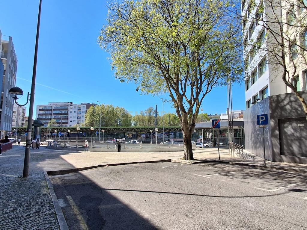 ATENÇÃO INVESTIDORES! Excelente oportunidade de investimento na Amadora. Escritório com 34 m² de área total, dividido em duas salas e corredor. - Image 1