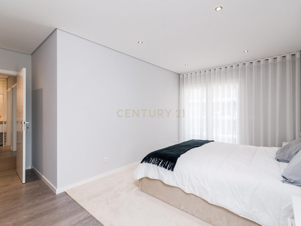 Luxuoso Apartamento T3 em Odivelas com Vista Panorâmica - Image 33