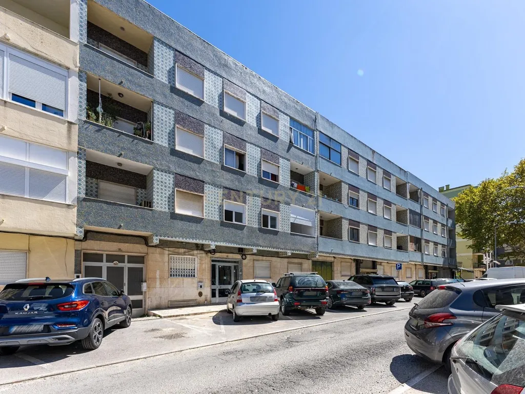 Apartamento Renovado com Vista Mar em Setúbal - Image 25