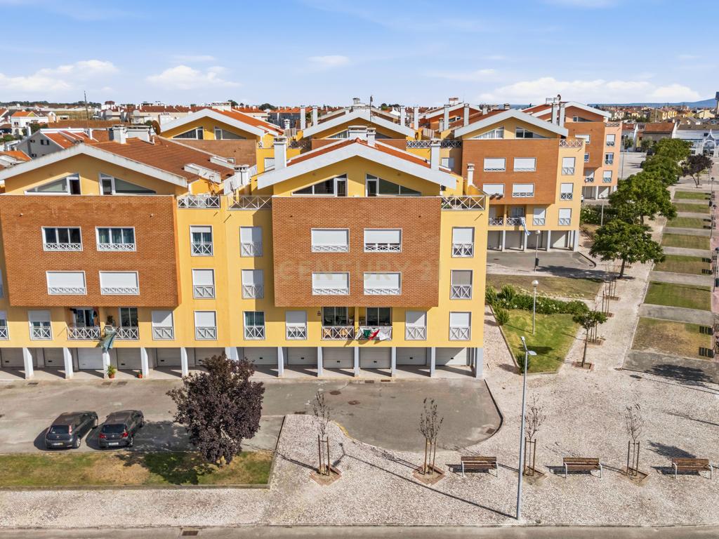 Duplex Exclusivo | 1 Quarto + 3 Suites | Terraços | Vista Panorâmica sobre o Estuário do Tejo - Image 32