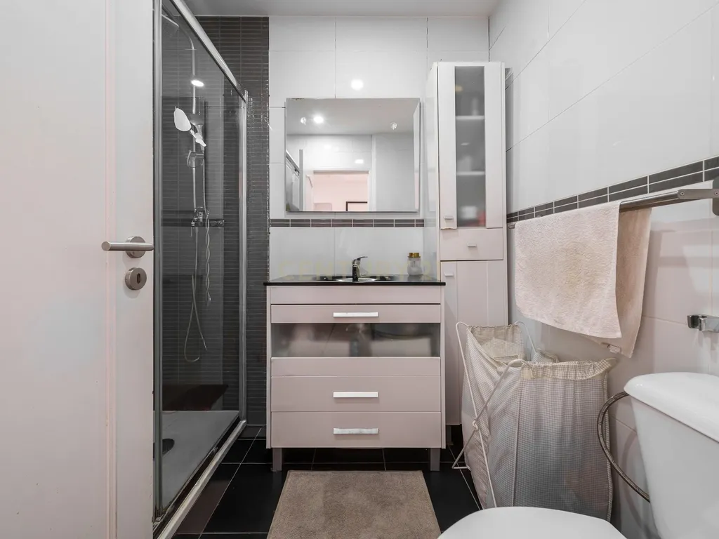 Apartamento T2 Renovado com Varanda e Arrecadação em São João da Talha - Image 9