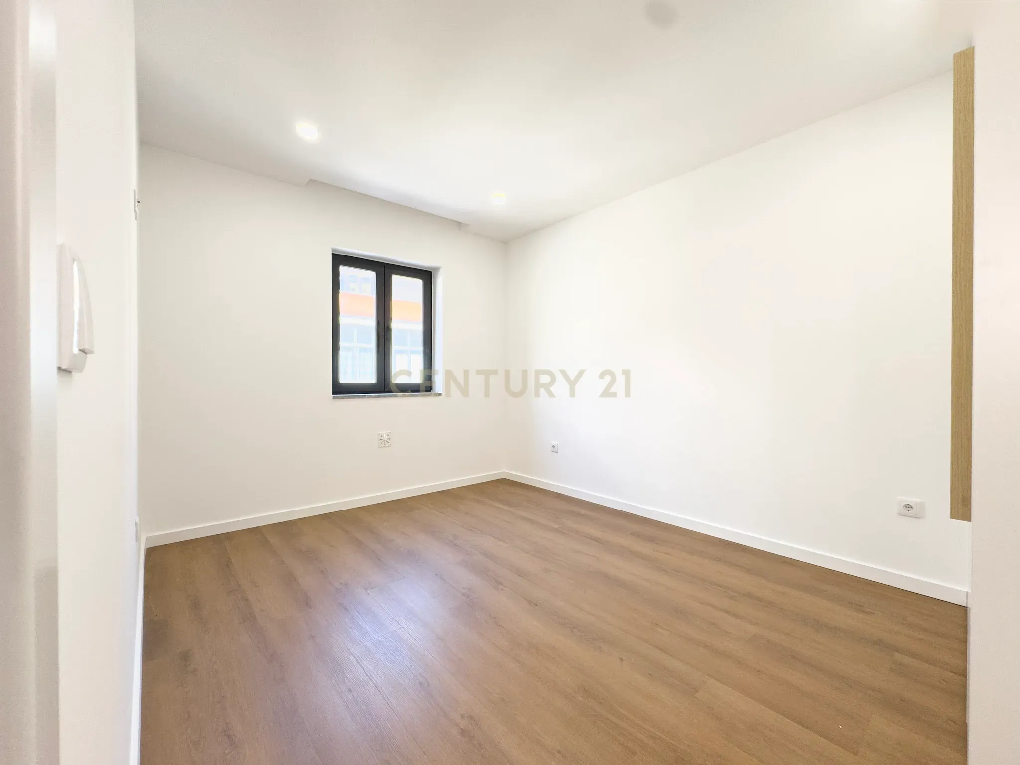 Fotografia 11 de Apartamento Duplex T5 Novo com Terraço na Cova da Piedade