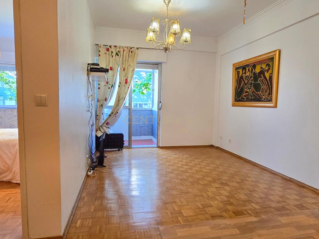 Apartamento T1 com excelente localização no Alto de Algés - Image 1