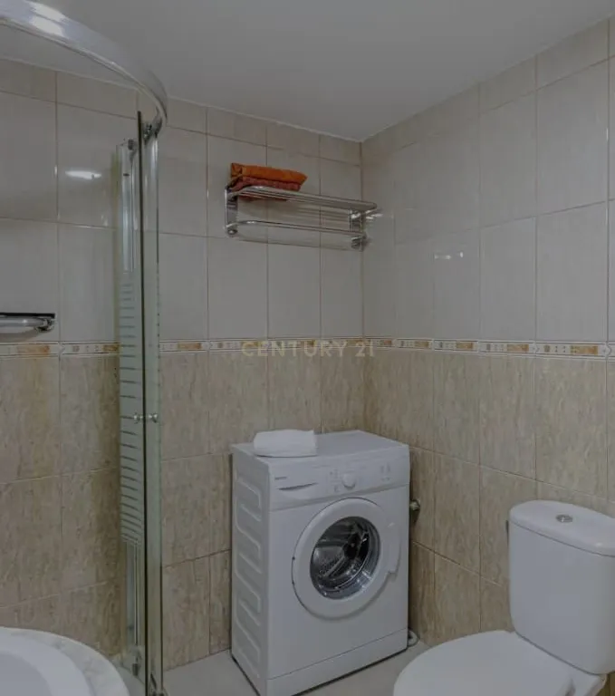 Apartamento T1 em Málaga com Vista e Acesso a Piscina - Image 1