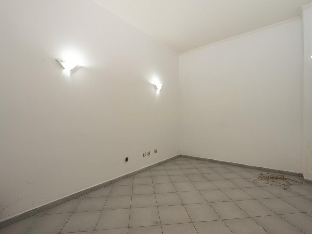 **Fantástica loja de dois pisos em Linda a Velha** - Image 33