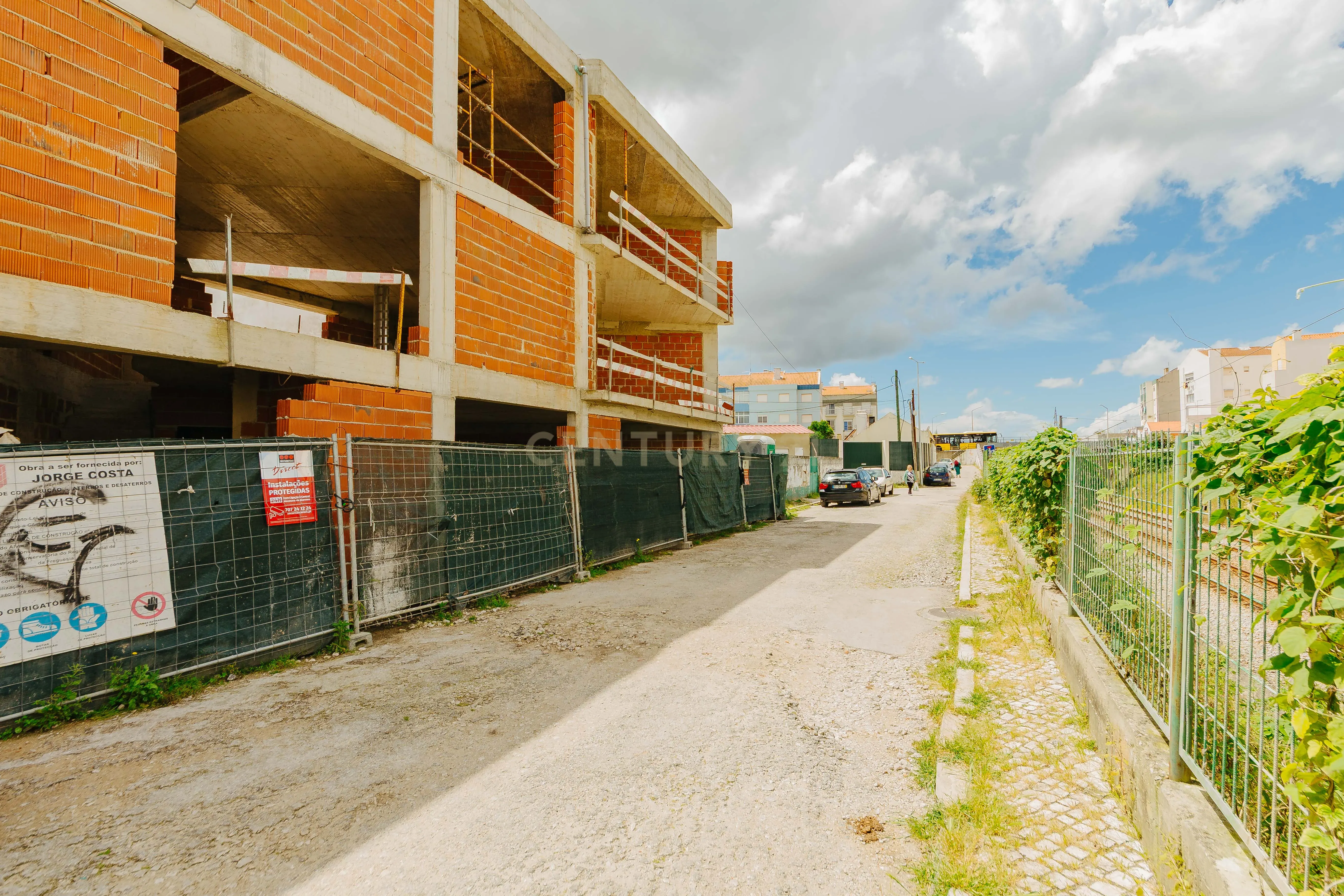 Moradia Unifamiliar de Tipologia T2 em Construção - Image 1