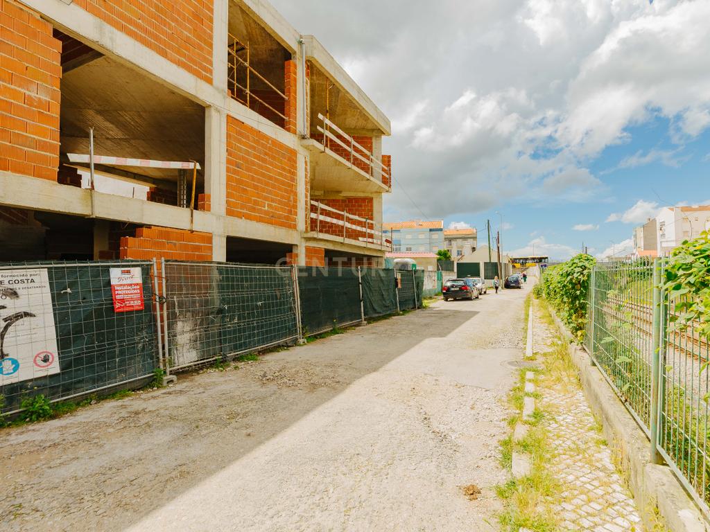 Moradia Unifamiliar de Tipologia T2 em Construção - Image 1