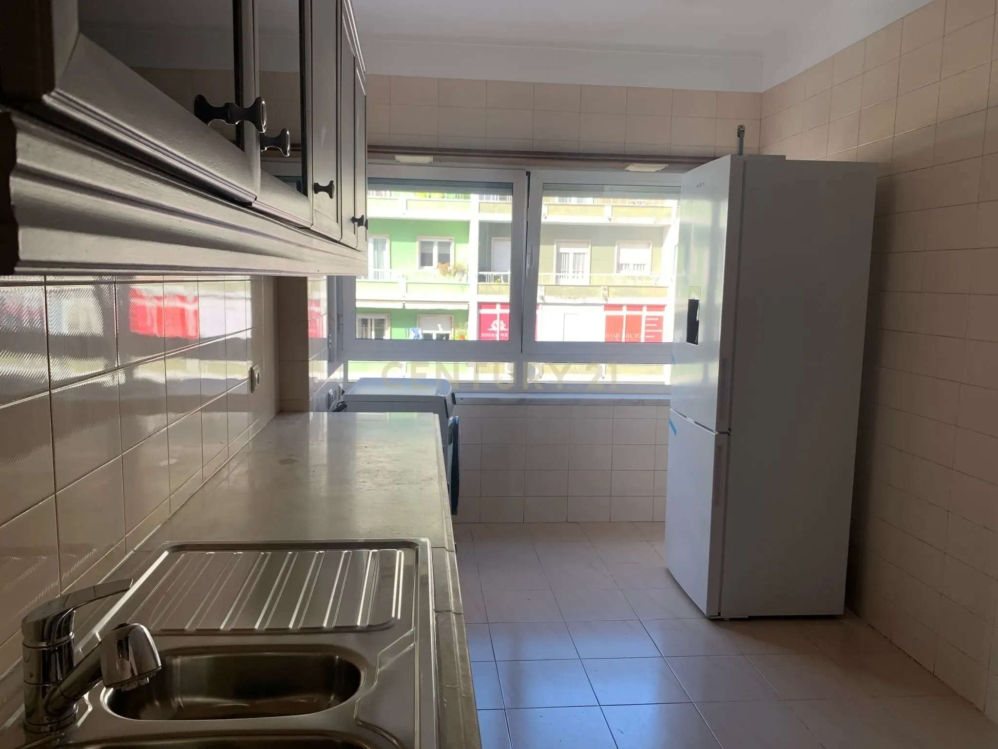 Espetacular apartamento T3 com estacionamento e arrecadação em Benfica - Image 6