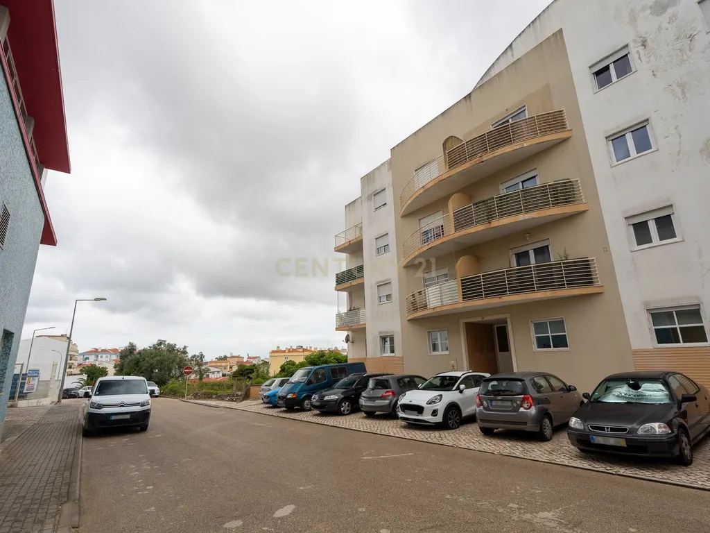 * ESPECTACULAR APARTAMENTO NO CENTRO DE MAFRA, COM VARANDA E PARQUEAMENTO * - Image 1