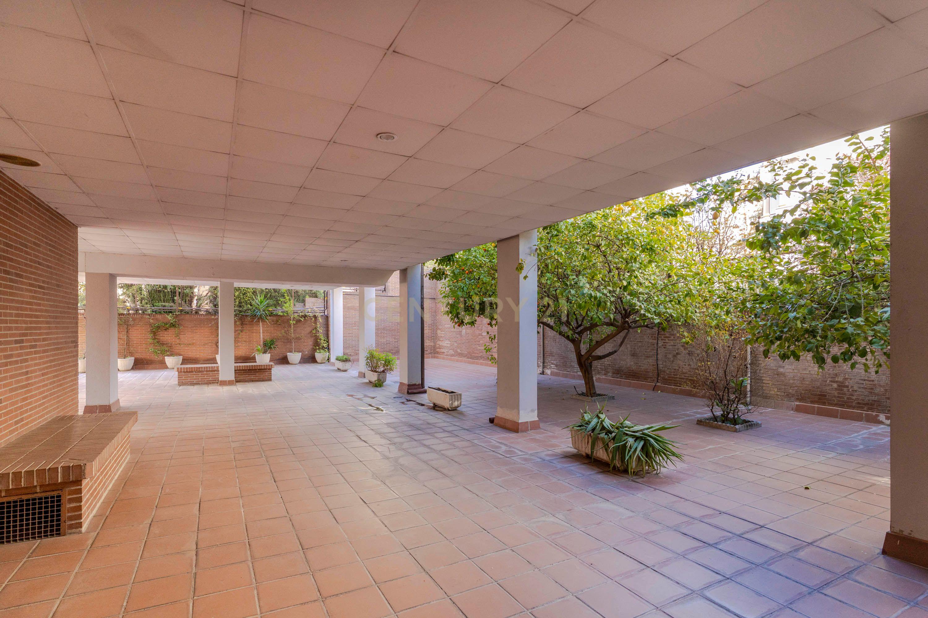 Apartamento Renovado em Granada com Garagem e Segurança - Image 23