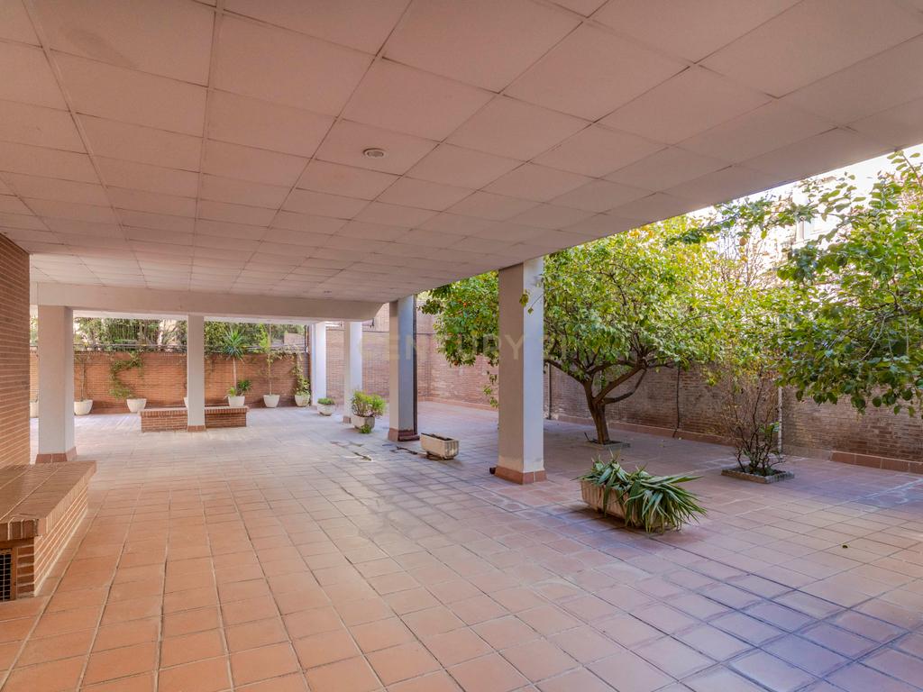 Apartamento Renovado em Granada com Garagem e Segurança - Image 23