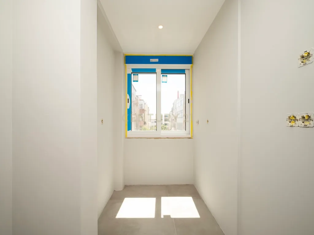 Apartamento T2 Totalmente Renovado em Queluz – Pronto a Habitar! - Image 11
