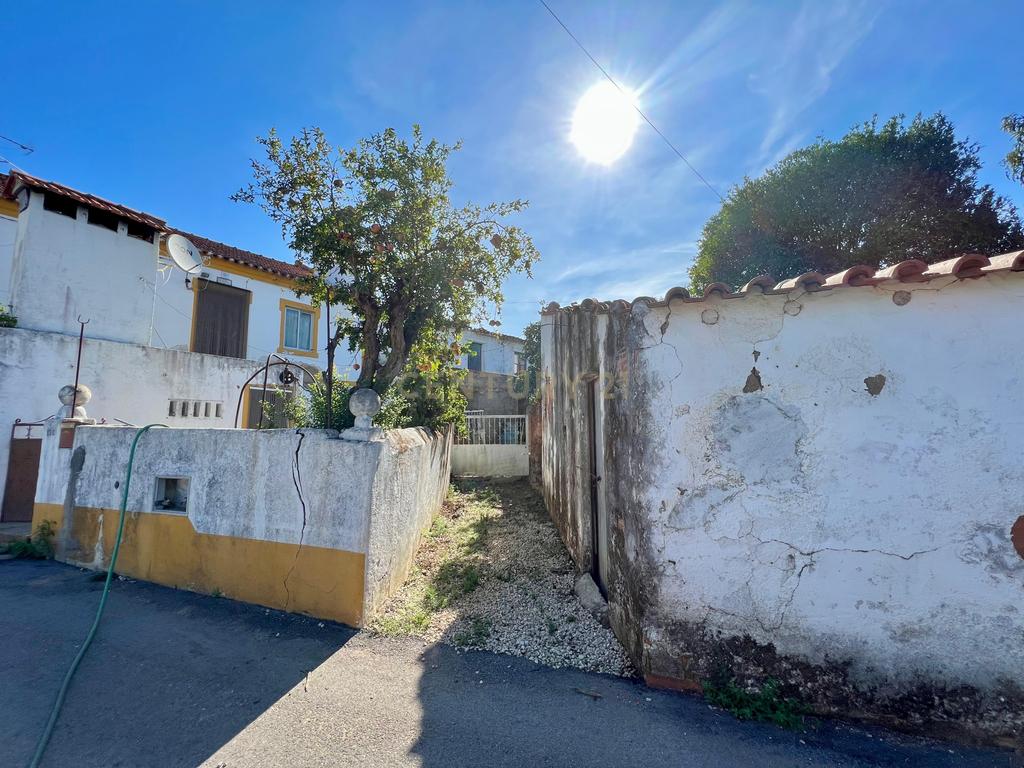 Casa para reconstrução total a 10 min da Praia Fluvial de Aldeia do Mato Abrantes - Image 2