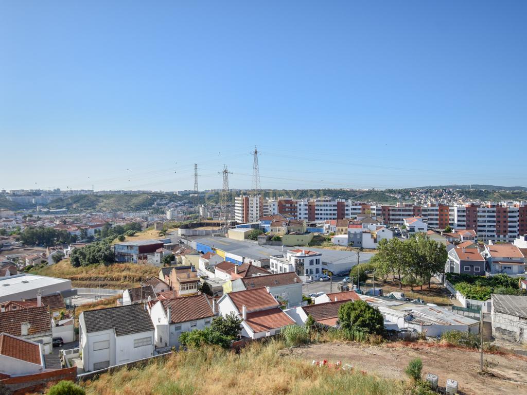 Apartamento T2 com Garagem, Arrecadação e Excelente Luminosidade – Arroja, Odivelas - Image 24