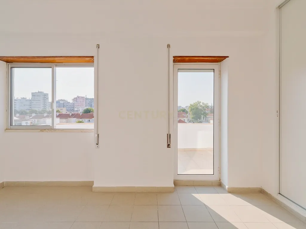 T1 Remodelado com Terraço e Vista Fantástica – Rua Dom Sancho I, Almada - Image 9
