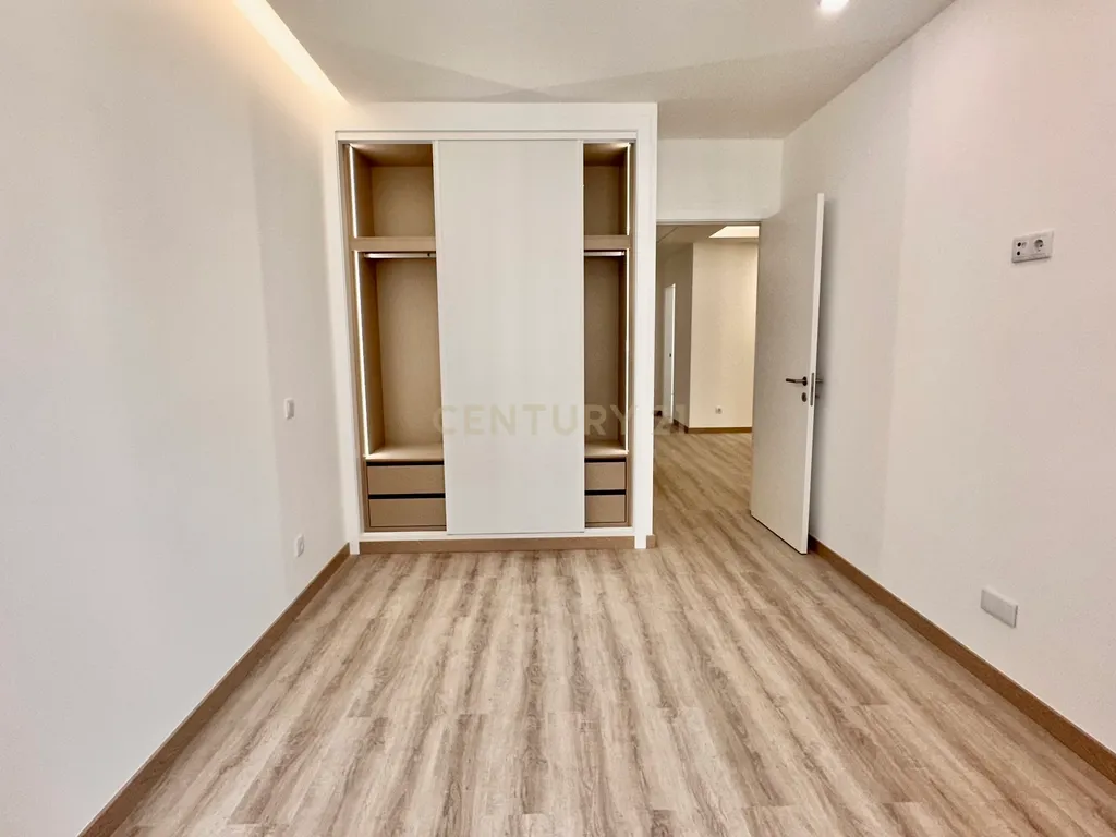 Venda T3 na Estrela - APARTAMENTO INTEGRALMENTE REMODELADO COM VARANDA GENEROSA - Image 24