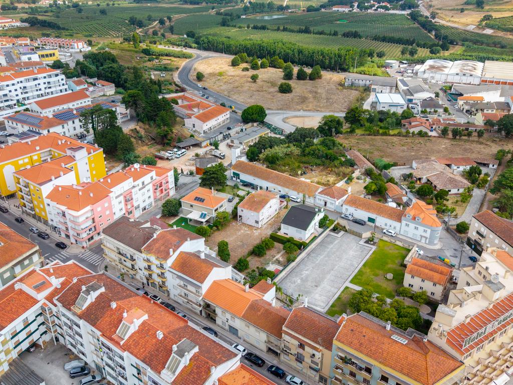 Moradia T5 para remodelar ou lote para construção — Centro do Bombarral - Image 11