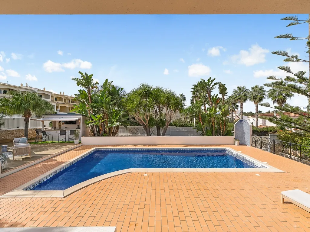 Moradia T4 em Ferragudo, próxima a praias, com Piscina aquecida, Bar e Lounge Exterior - Image 40
