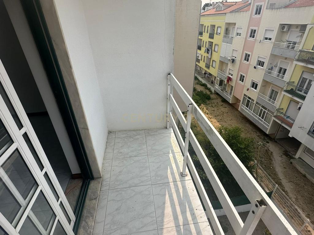 Apartamento T2 com Varanda, na Quinta do Conde - Image 17