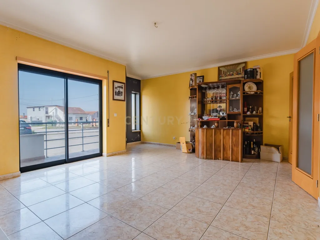 Apartamento T3 com áreas extraordinárias, garagem para 2 carros e perto da praia! - Image 3