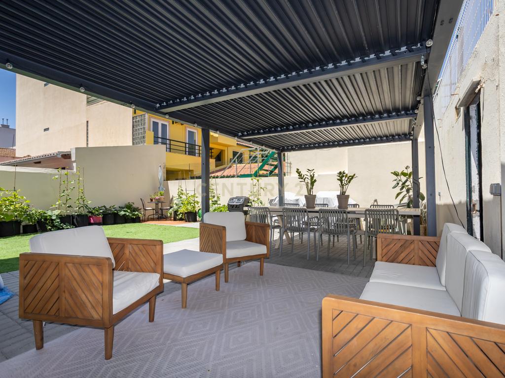Elegância e História: T4 Remodelado com Grande Logradouro Privativo no Bairro Salgado - Image 1