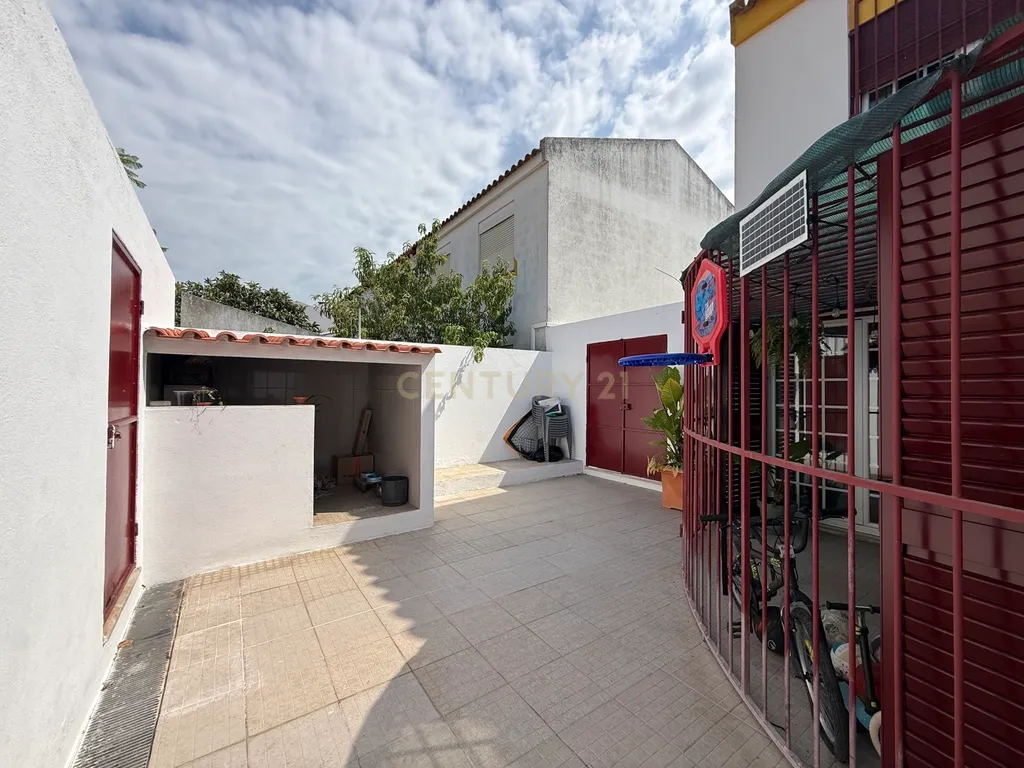 Moradia T4 em Vendas de Azeitão com jardim - Oportunidade - Image 24