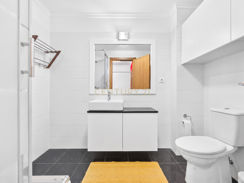 Apartamento T1 com Boas Áreas em Santo António, Funchal - Image 11
